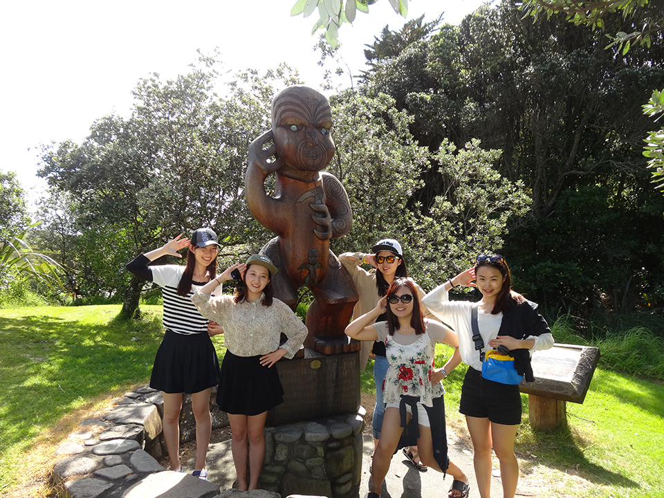 Maori carving at Karekare